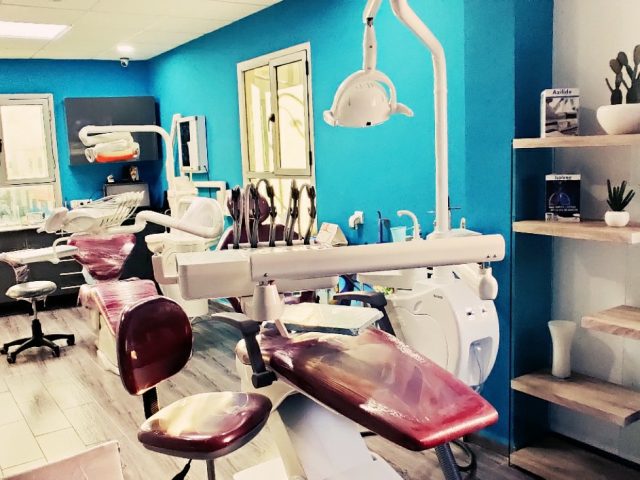 **Smile Up Dental Clinic** عيادة سمايل آب لطب و جراحة الفم و زراعة الأسنان-Dr.Sbai Aymane - الحراق - +212 5395-01308