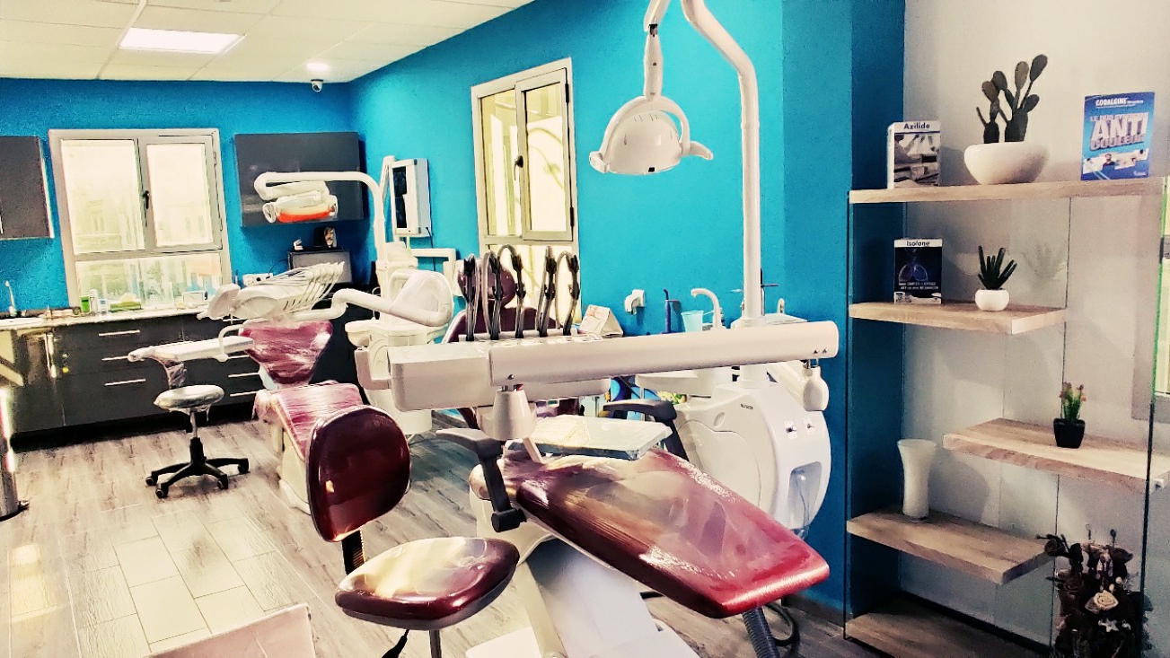 **Smile Up Dental Clinic** عيادة سمايل آب لطب و جراحة الفم و زراعة الأسنان-Dr.Sbai Aymane