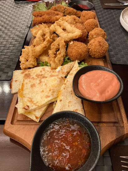 Hoods Resto & Bar - United Arab Emirates|Al Nahyan - Abu Dhabi|شارع السلام|VILLAGE Hotel & Ressort in Al